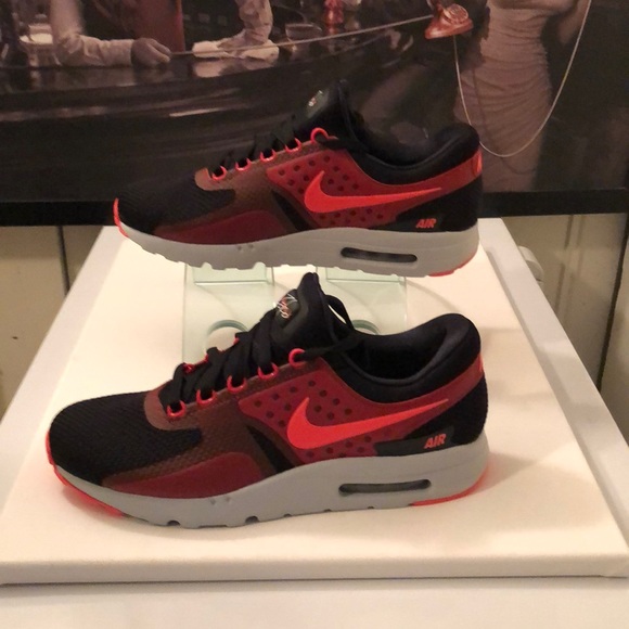 NIKE AIR MAX ZERO ESSENTIAL SIZE 11 RED & BLACK - Picture 2 of 8